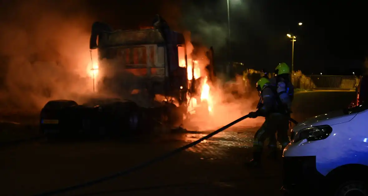 Vrachtwagens verwoest door brand - Foto 4