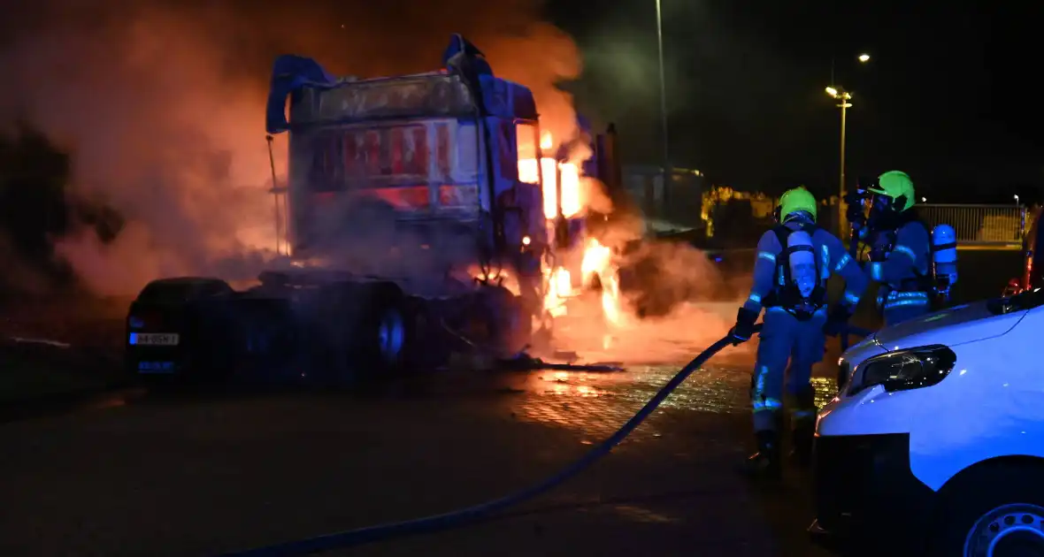 Vrachtwagens verwoest door brand - Foto 6