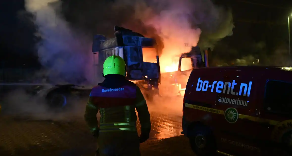 Vrachtwagens verwoest door brand - Foto 7