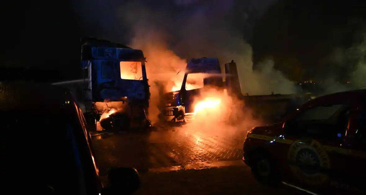 Vrachtwagens verwoest door brand - Foto 8