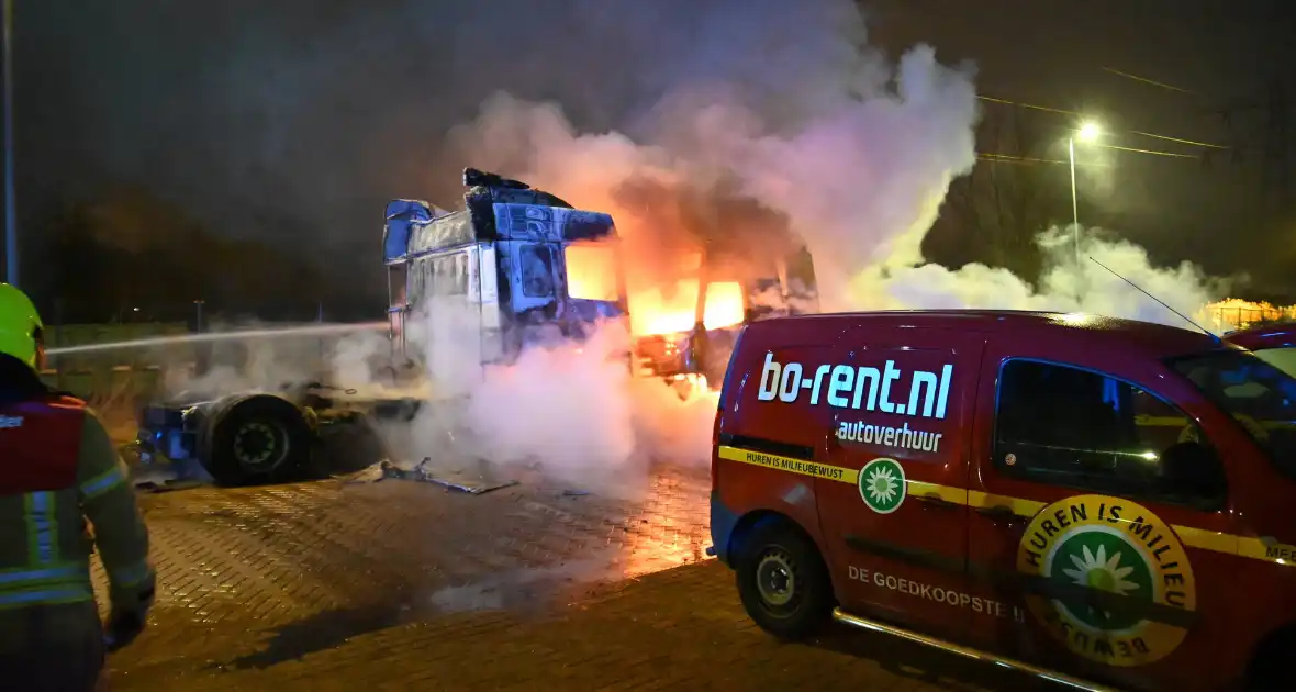 Vrachtwagens verwoest door brand - Foto 9
