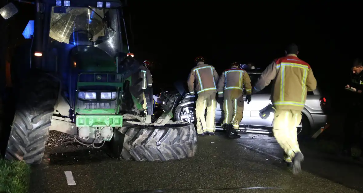 Gewonden bij aanrijding tussen tractor en auto - Foto 1