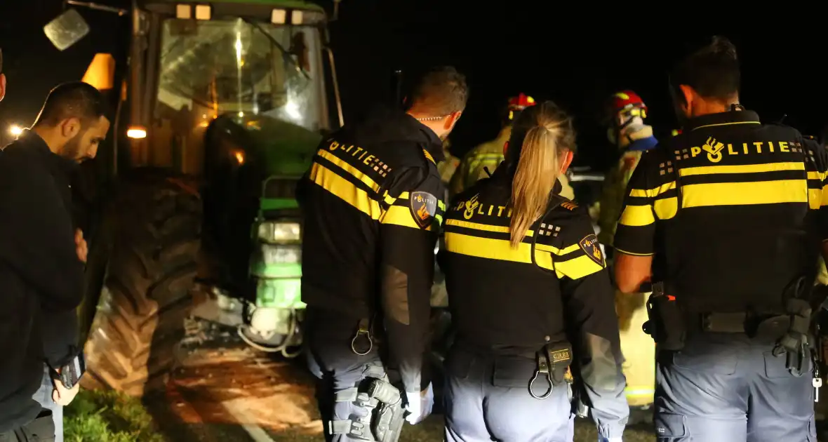 Gewonden bij aanrijding tussen tractor en auto - Foto 12