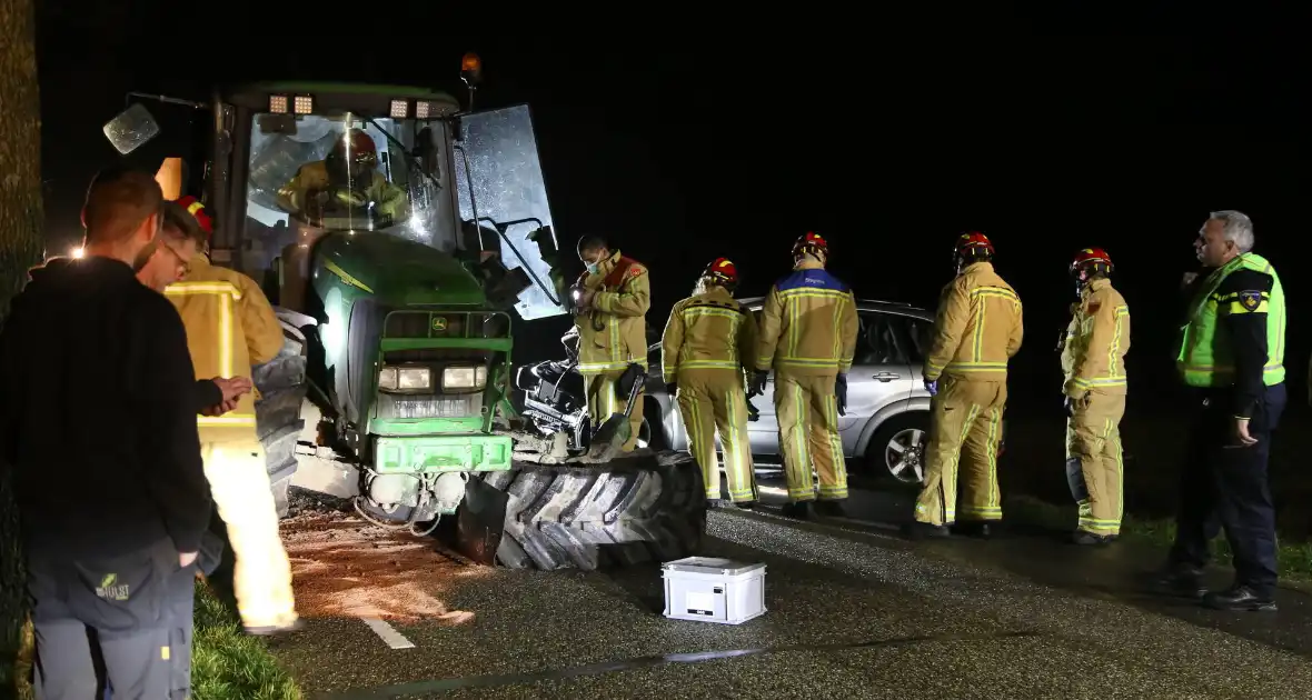 Gewonden bij aanrijding tussen tractor en auto - Foto 13
