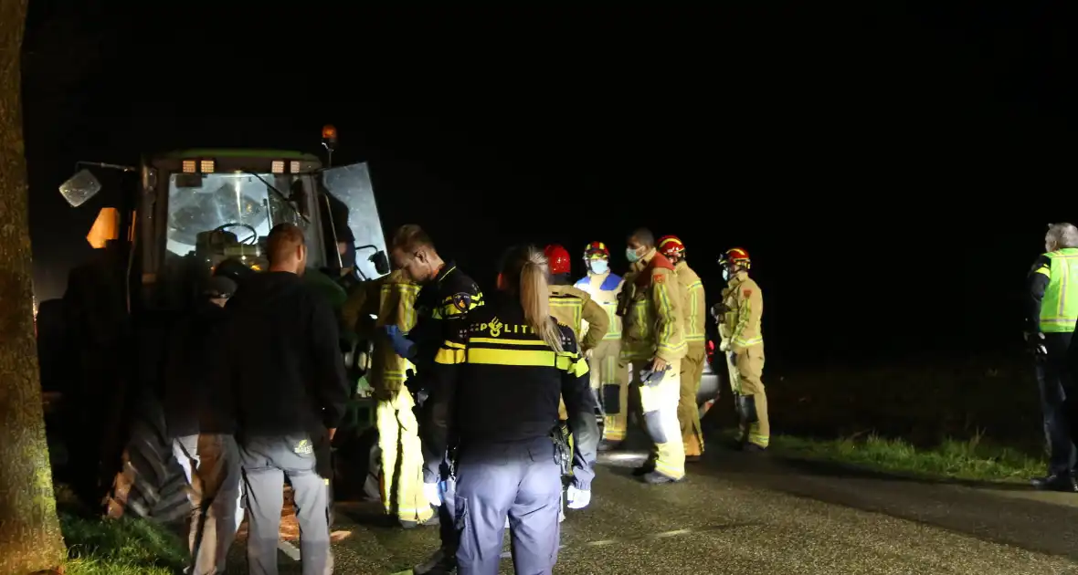 Gewonden bij aanrijding tussen tractor en auto - Foto 14