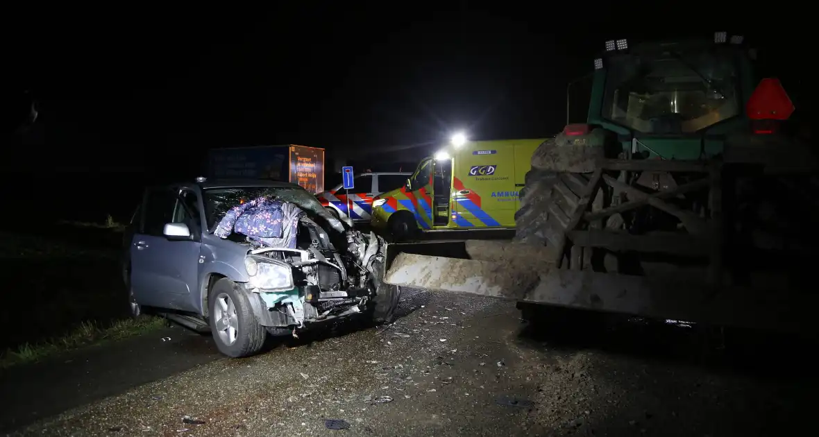 Gewonden bij aanrijding tussen tractor en auto - Foto 3