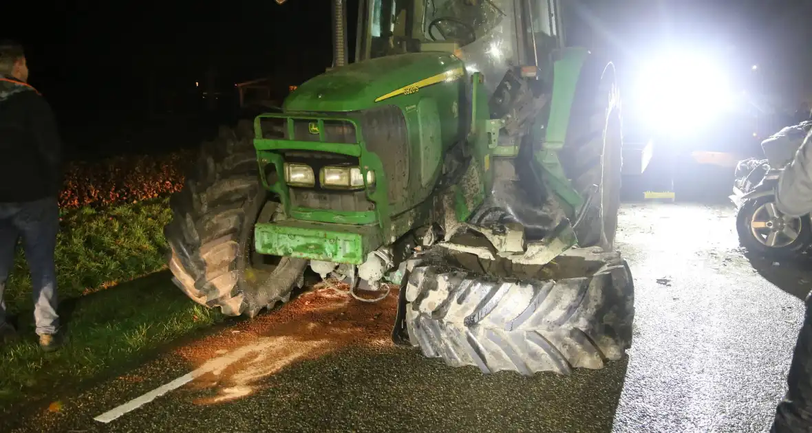Gewonden bij aanrijding tussen tractor en auto - Foto 4