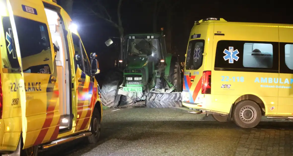 Gewonden bij aanrijding tussen tractor en auto - Foto 7