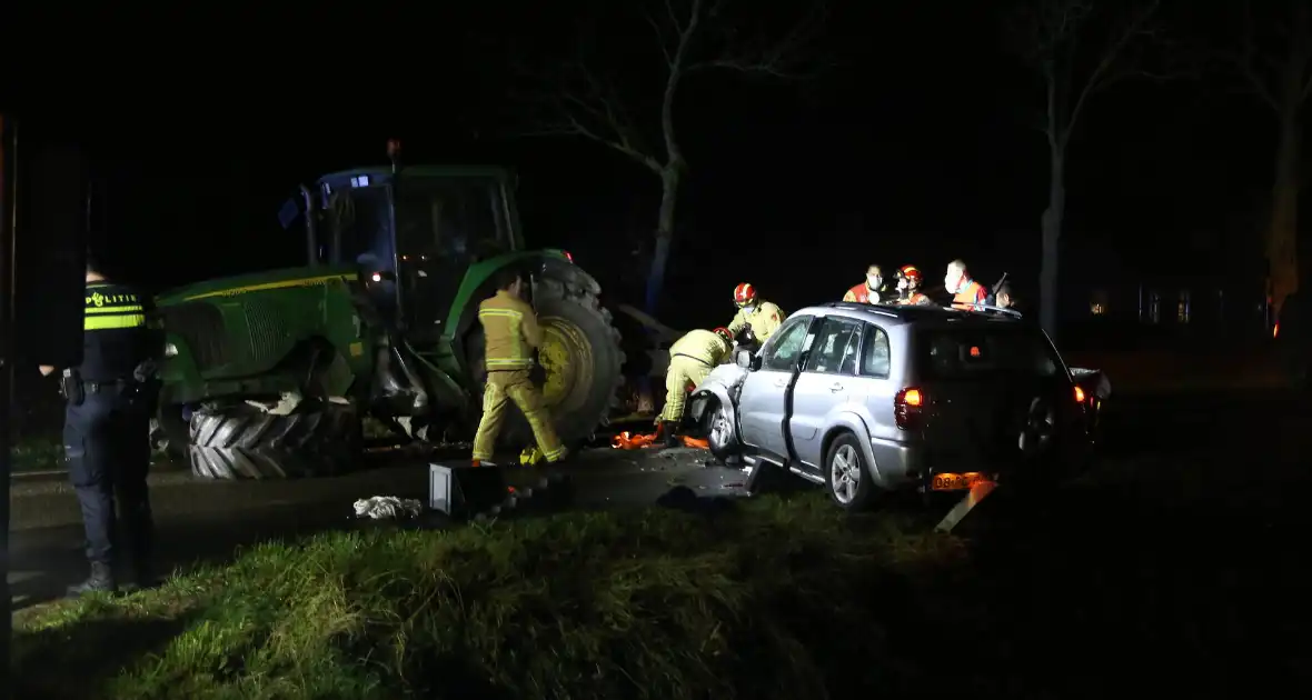 Gewonden bij aanrijding tussen tractor en auto - Foto 8