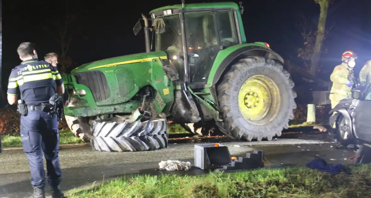 Gewonden bij aanrijding tussen tractor en auto - Foto 9