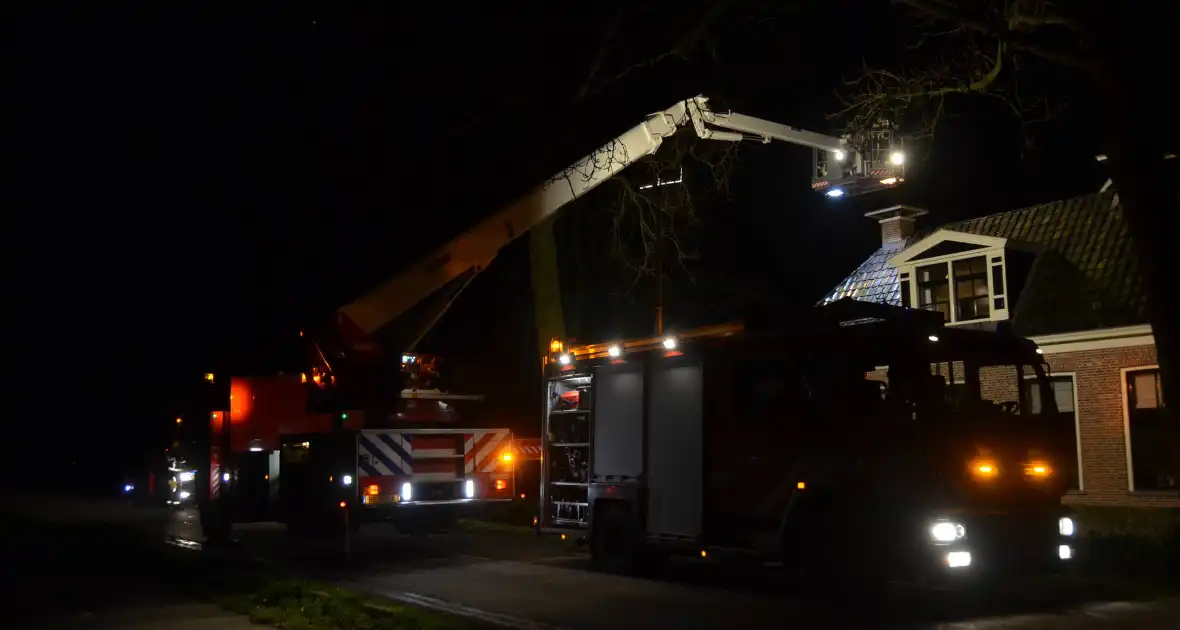 Brandweer veegt brand in schoorsteen