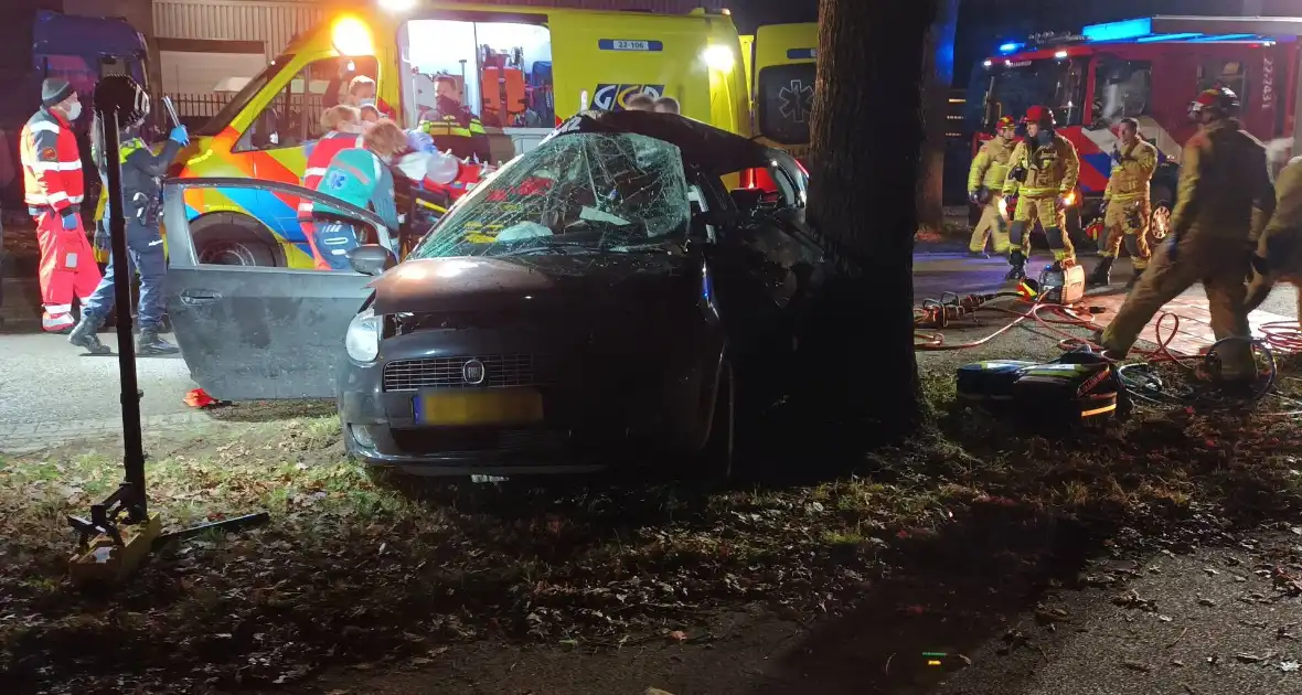 Automobilist ernstig gewond bij botsing tegen boom - Foto 3