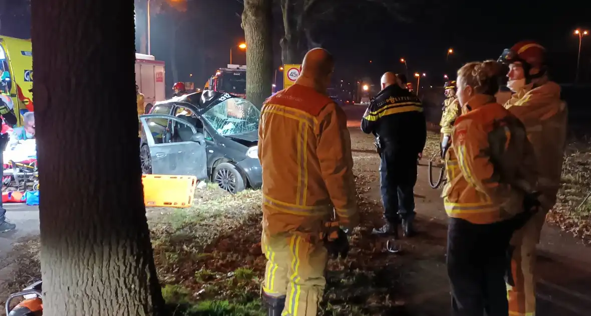 Automobilist ernstig gewond bij botsing tegen boom - Foto 4