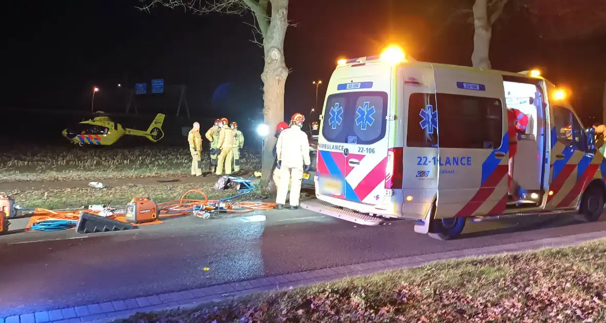 Automobilist ernstig gewond bij botsing tegen boom - Foto 5