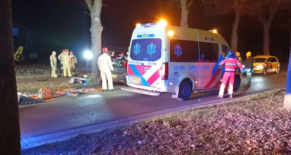 Automobilist ernstig gewond bij botsing tegen boom - Foto 6