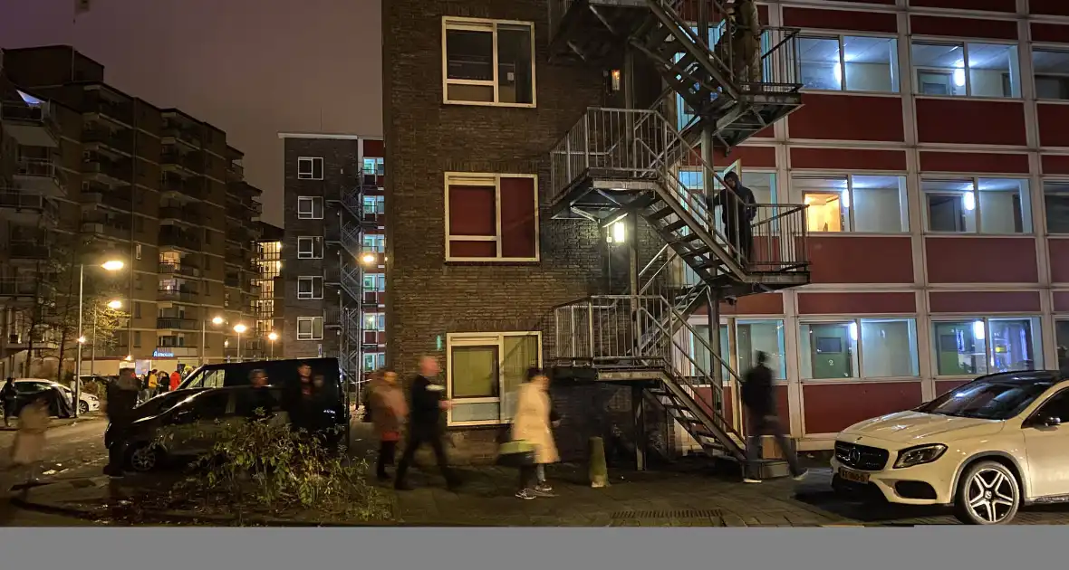 Kind gewond bij grote brand in flat - Foto 9