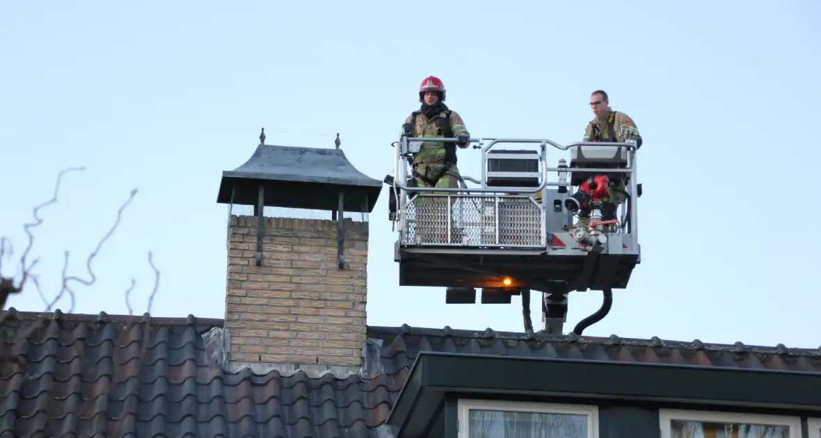 Brandweer controleert schoorsteen op brand - Foto 3