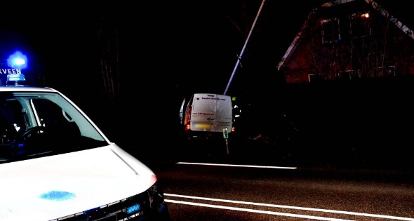 Auto botst tegen lantaarnpaal - Afbeelding 1
