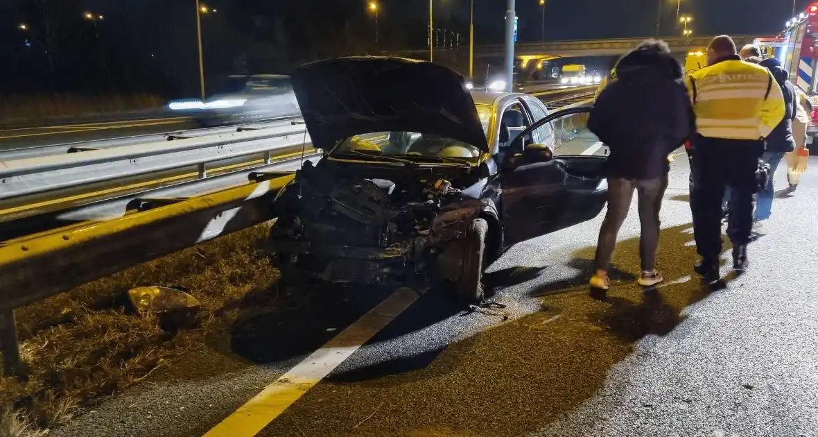 Auto raakt in slip op de snelweg en crasht met ander voertuig - Foto 11