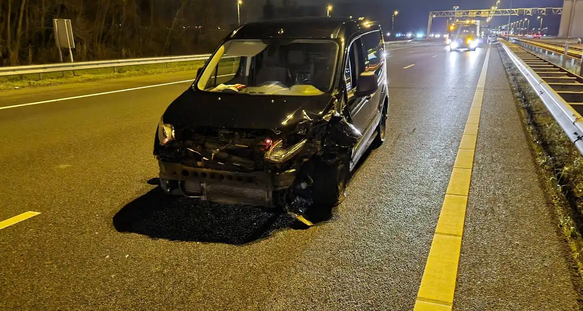 Auto raakt in slip op de snelweg en crasht met ander voertuig - Foto 7