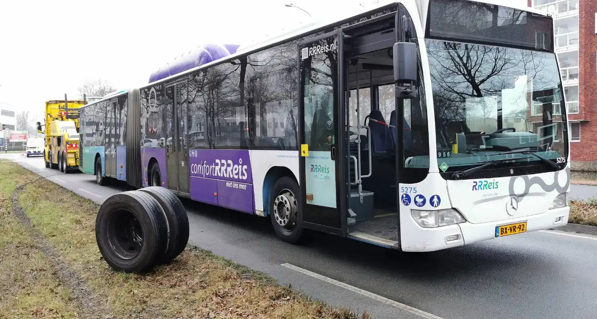 Flinke schade nadat lijnbus wiel verliest - Foto 1