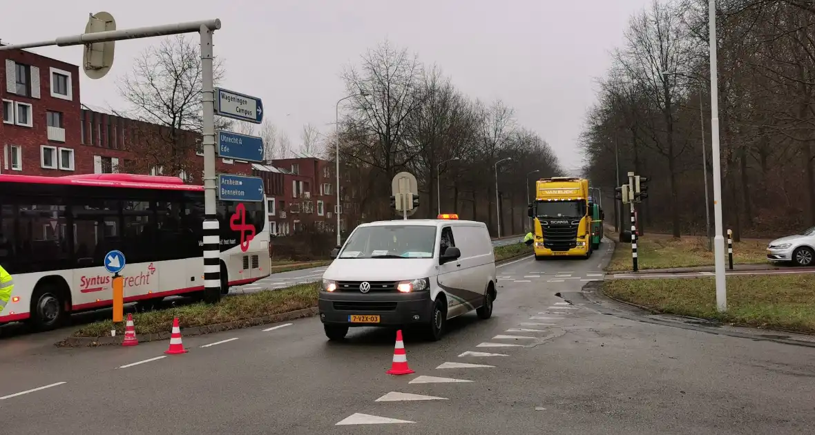 Flinke schade nadat lijnbus wiel verliest - Foto 4