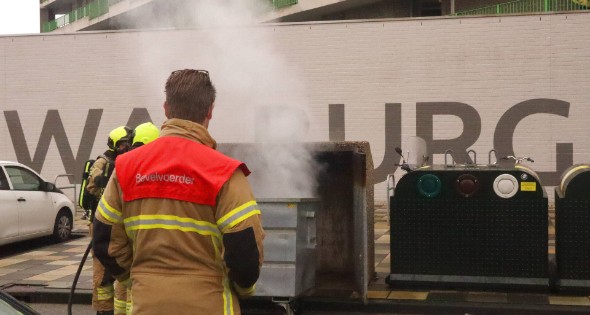 Veel rook bij containerbrand Winkelcentrum Walburg