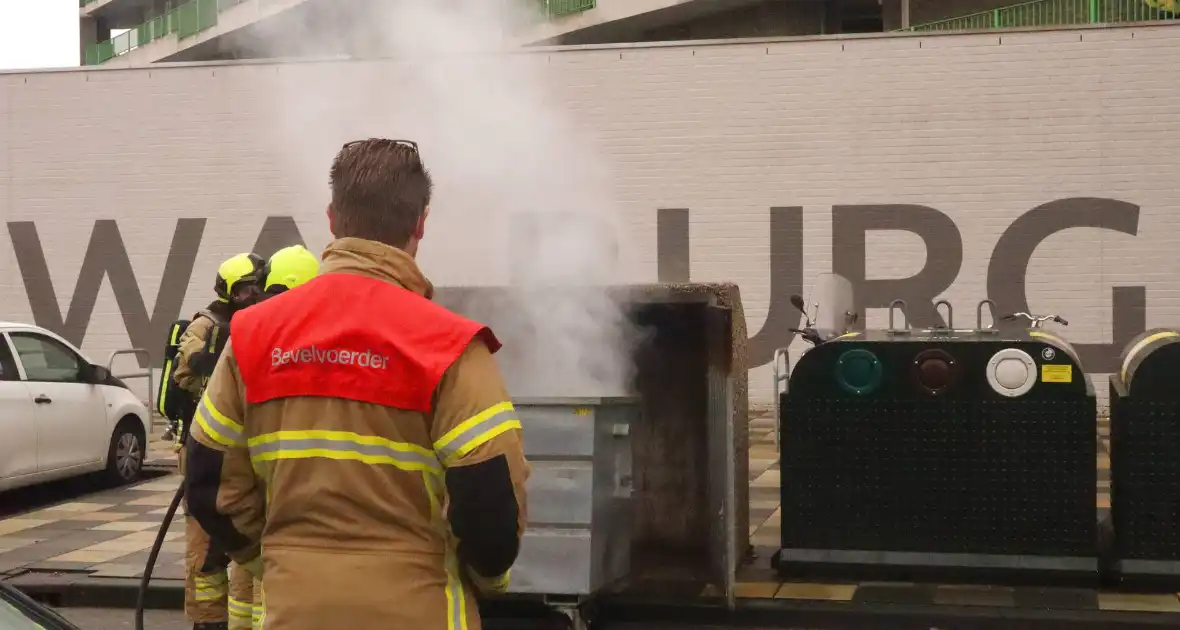 Veel rook bij containerbrand Winkelcentrum Walburg - Foto 1