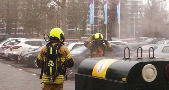 Veel rook bij containerbrand Winkelcentrum Walburg