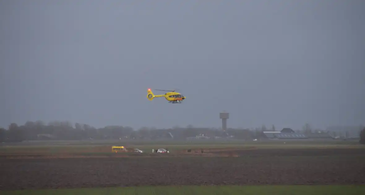 Ambulancehelikopter Medic01 landt in weiland - Foto 4