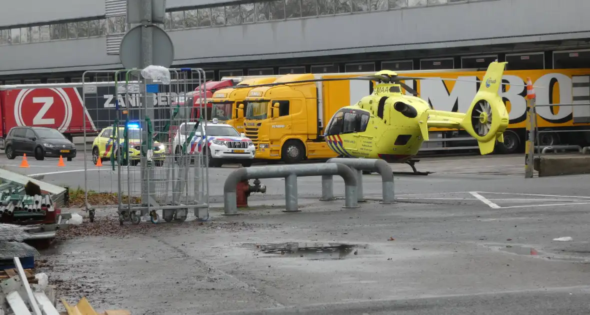 Traumahelikopter landt op terrein Distributiecentrum Jumbo