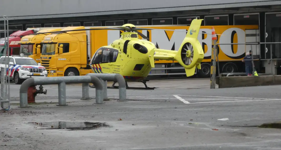 Traumahelikopter landt op terrein Distributiecentrum Jumbo - Foto 1