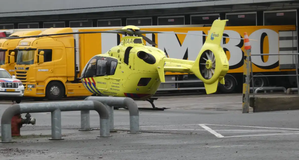 Traumahelikopter landt op terrein Distributiecentrum Jumbo - Foto 2