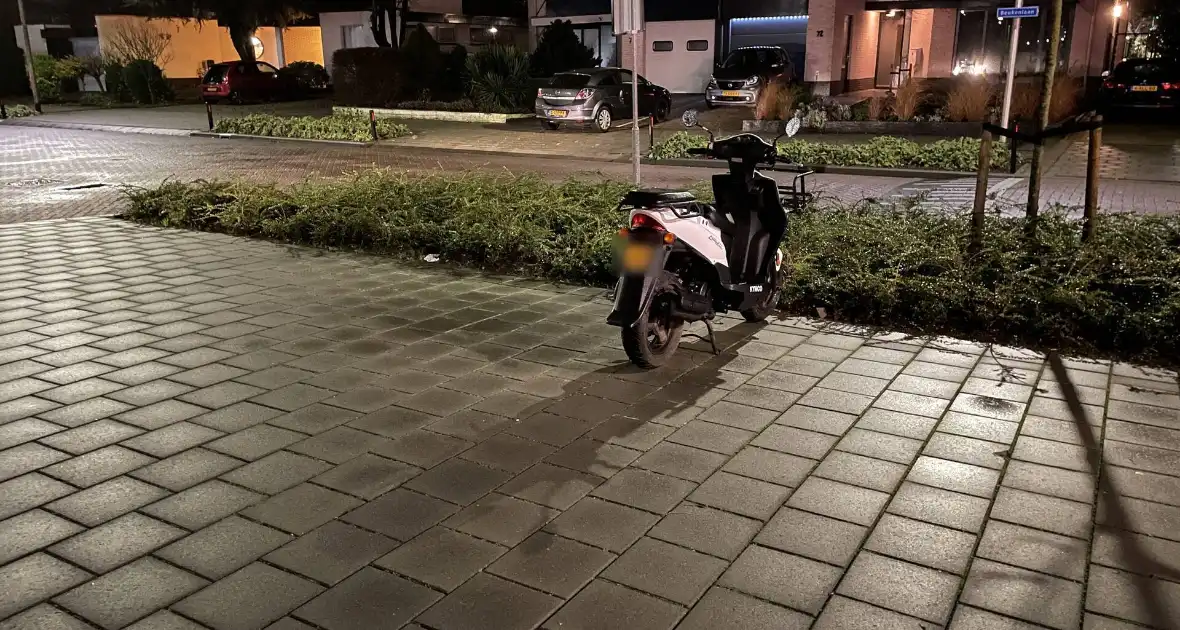 Schade na ongeval tussen auto en scooter - Foto 2