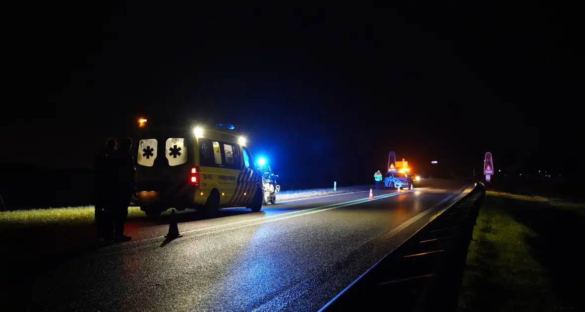 Auto raakt van de weg belandt in water - Foto 1