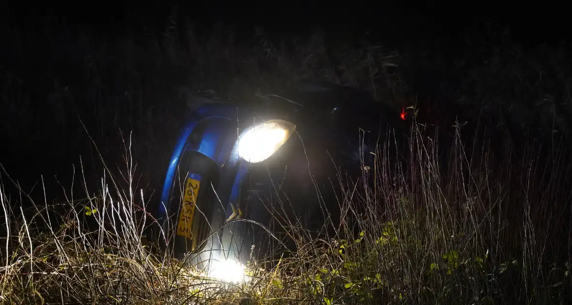 Auto raakt van de weg belandt in water - Foto 2