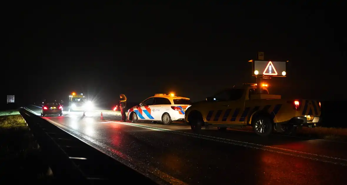 Auto raakt van de weg belandt in water - Foto 3