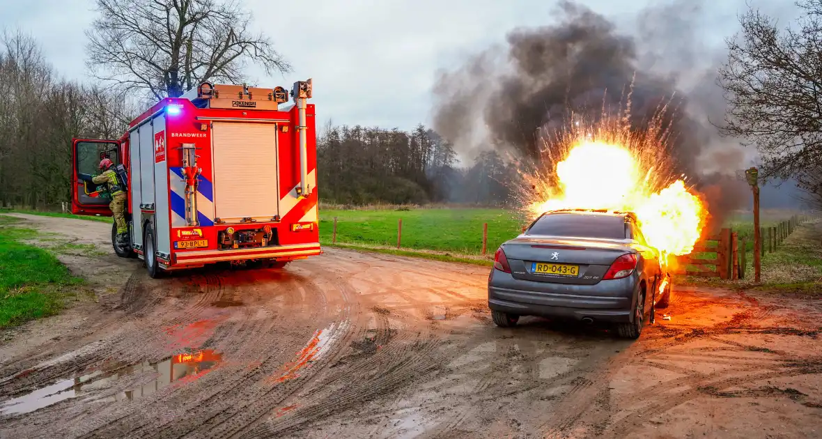 Auto vliegt in brand tijdens het rijden - Foto 1