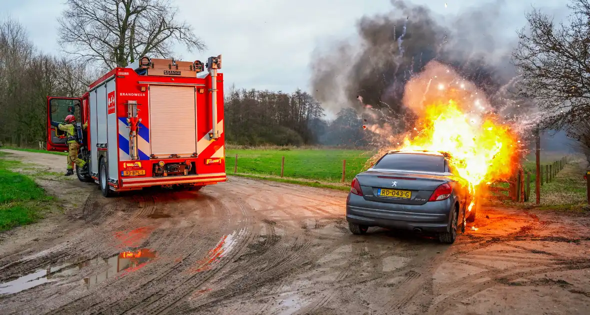Auto vliegt in brand tijdens het rijden - Foto 2