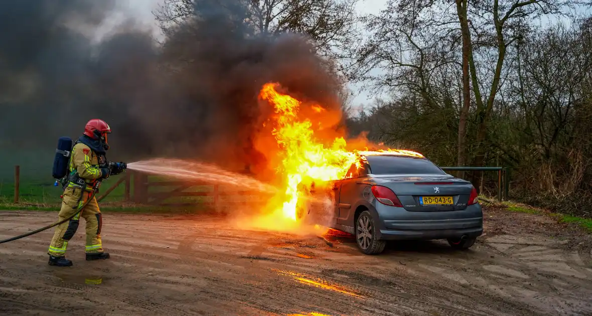 Auto vliegt in brand tijdens het rijden - Foto 3
