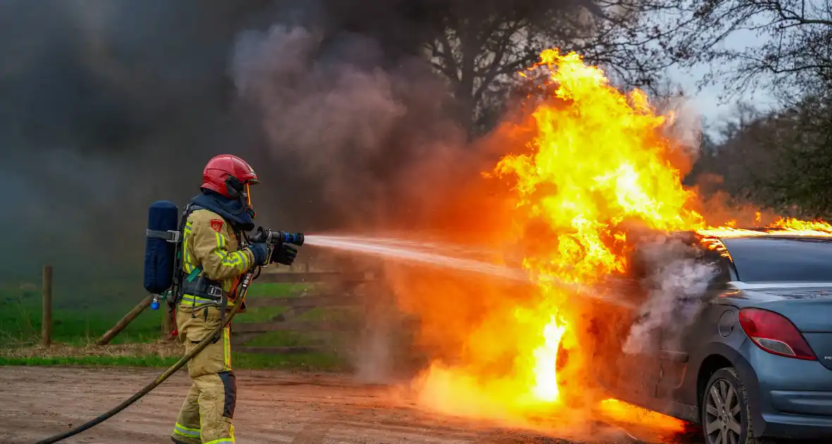 Auto vliegt in brand tijdens het rijden - Foto 4