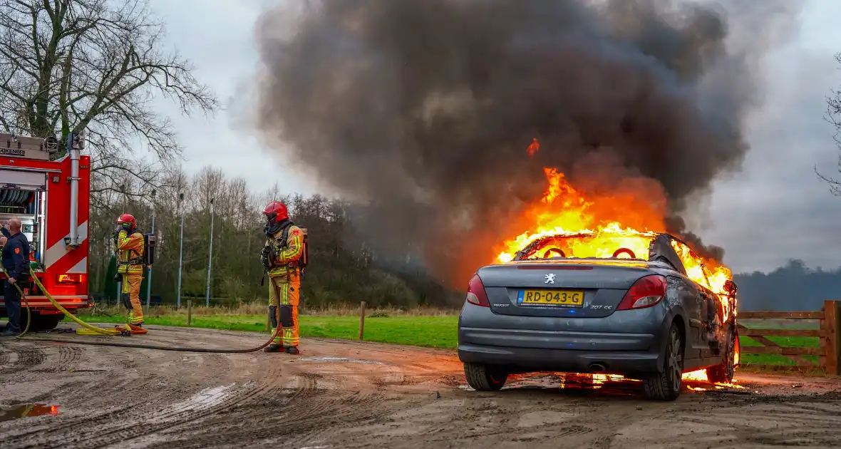 Auto vliegt in brand tijdens het rijden - Foto 6