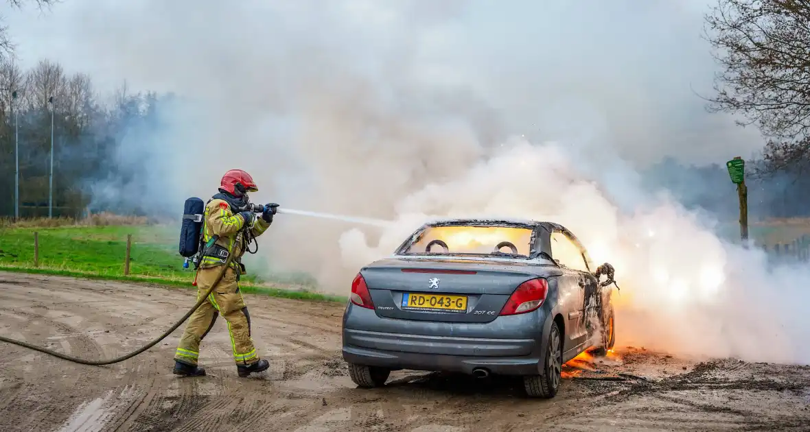 Auto vliegt in brand tijdens het rijden - Foto 7