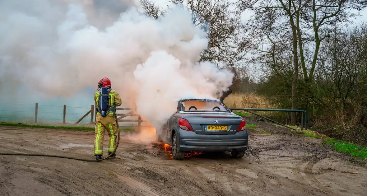 Auto vliegt in brand tijdens het rijden - Foto 8