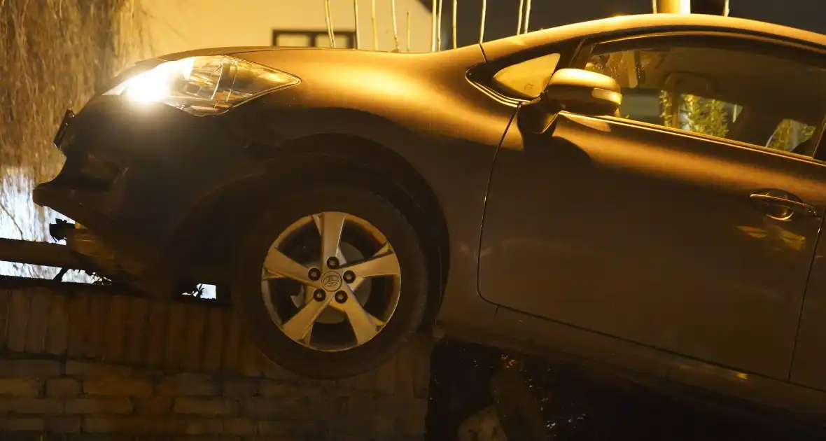 Auto belandt op betonnen muur van de brug - Foto 3
