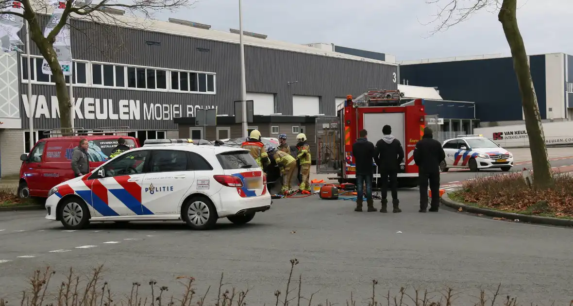 Auto op zijn kant belandt bij ongeval