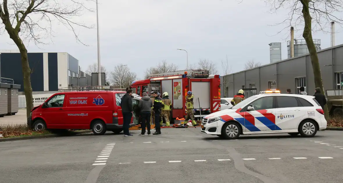 Auto op zijn kant belandt bij ongeval - Foto 1