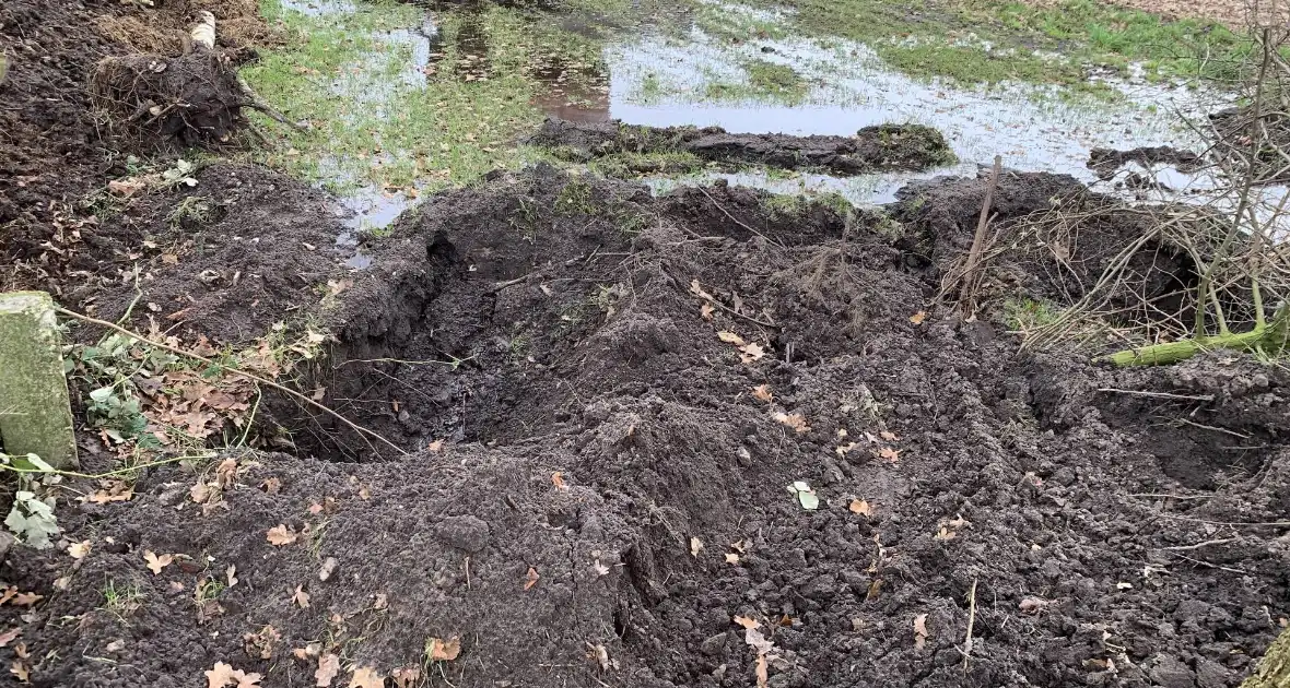 Waterleiding gesprongen tijdens werkzaamheden - Foto 1