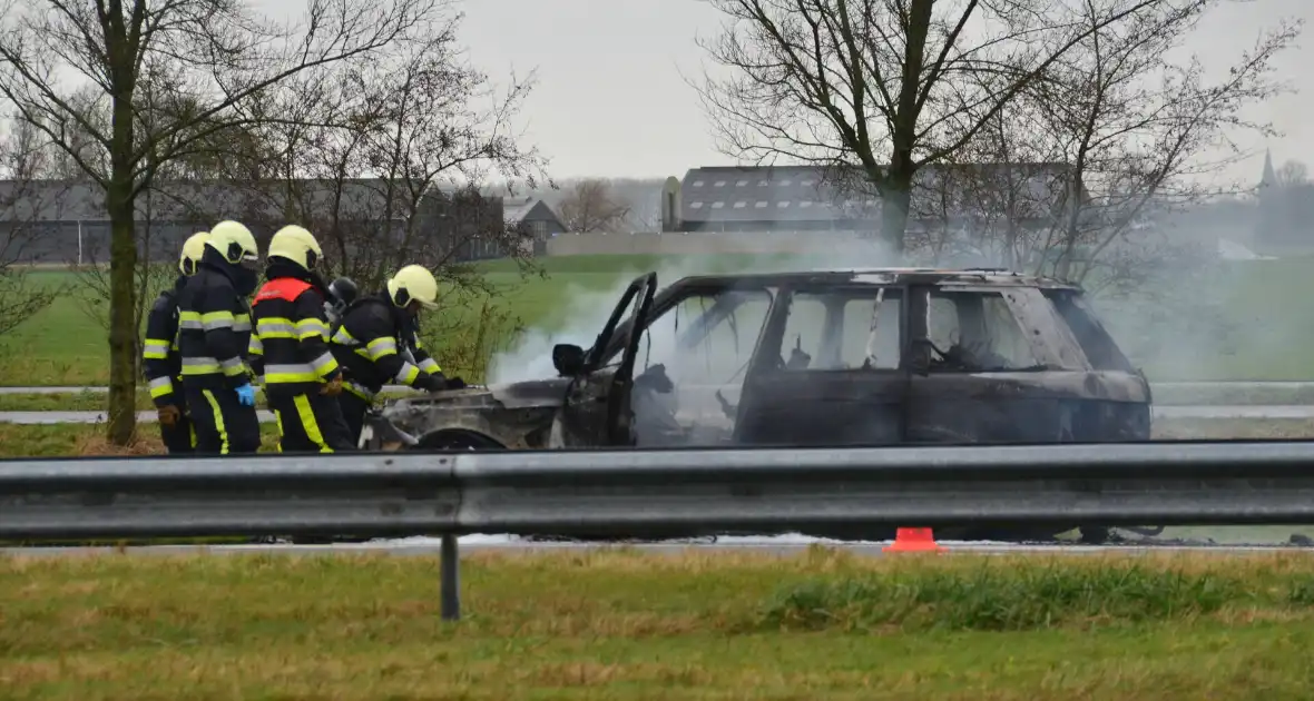 Auto brandt volledig uit op snelweg - Foto 3