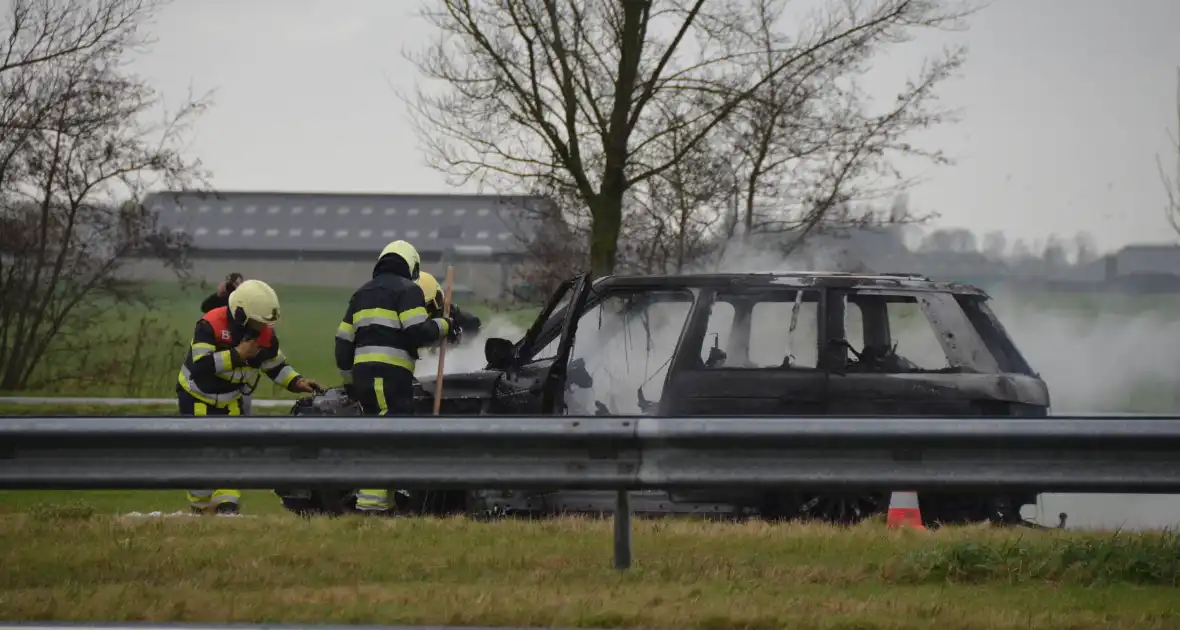 Auto brandt volledig uit op snelweg - Foto 4